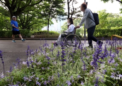 [포토] '꽃향기 맞고 건강하세요'