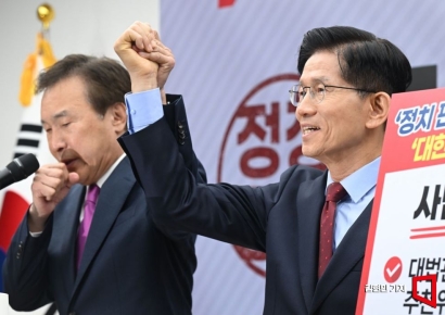 [포토] 손학규, 김문수 지지선언…"나라 구하려면 金밖에 없다"