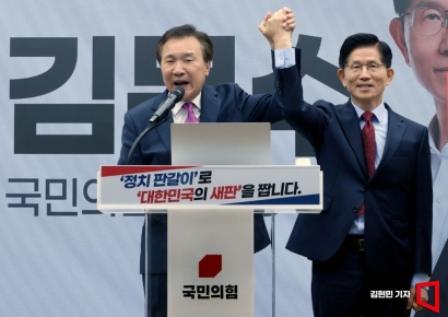 [포토] 손학규, 김문수 지지 선언…"대한민국 살릴 사람"
