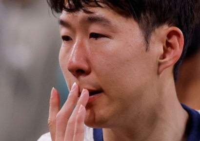 우승 트로피에 이마 긁혀도 '싱글벙글'…손흥민, 길이 남을 '영광의 상처'