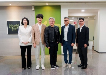 젠슨 황 만난 네이버 이해진, 소버린AI 결실…태국 LLM 구축