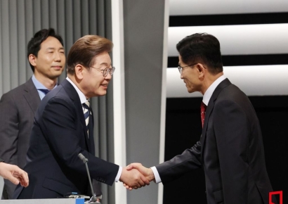 [속보]'군가산점제' 도입 공약 격돌…이재명 "갈라치기" vs 김문수 "국가책무"