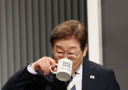 [속보]김문수 "이재명, 부산 피습 때 헬기타고 황제 행세"…李 "가족 원해 서울로"
