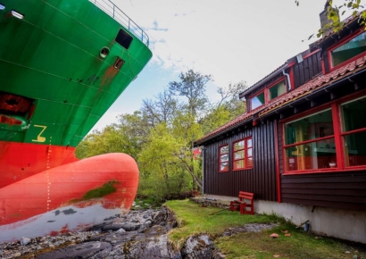 초인종 소리에 자다 깼더니…내 집 정원에 대형 화물선이