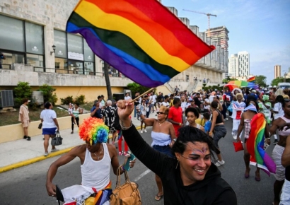이탈리아 헌재 "女女커플, 체외수정 출산시 모두 엄마로 인정"