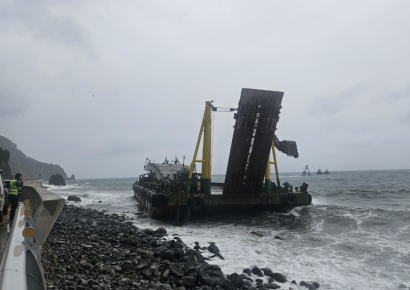 울릉공항 공사 현장 바지선 좌초… 인명피해 없어