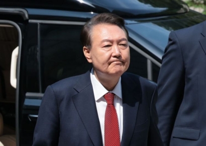 "도끼로 문 부숴""의원 끄집어 내"…윤석열 재판서 '계엄군 지휘부 통화' 재생 