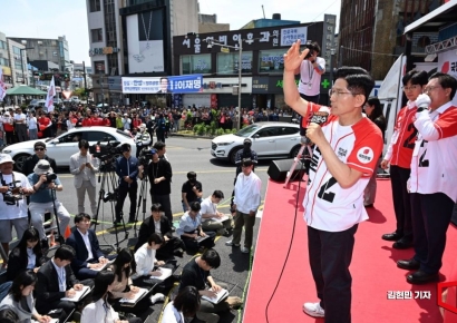 [포토] 안성중앙시장 유세하는 김문수