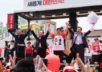 [포토] 평택 미군기지 앞에서 지지 호소하는 김문수