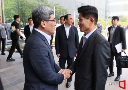 [포토] 송재혁 삼성전자 사장과 인사하는 김문수 후보