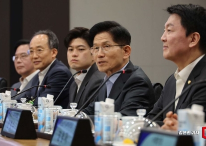 [포토] 삼성전자 평택캠퍼스 찾아 간담회 나선 김문수 