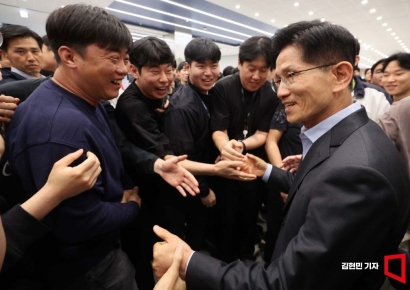 [포토] 삼성전자 직원들과 인사하는 김문수