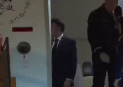 전용기서 내리던 마크롱 얼굴에 '손찌검'…논란 커지자 "장난" 해명