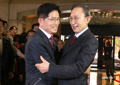 [포토] 이명박 '깨끗한 김문수 후보 당선시키러 만났다'