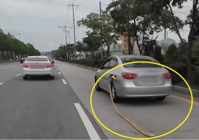 주유건 꽂고 달리던 운전자…오토바이 '빵빵' 듣고 뒤늦게 '아차차'