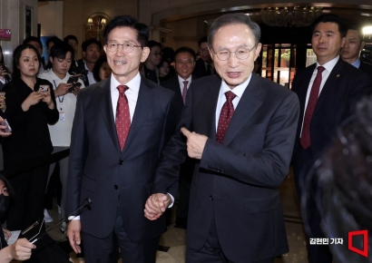 [포토] 김문수 만난 이명박 "깨끗한 후보 당선시키러 왔다"