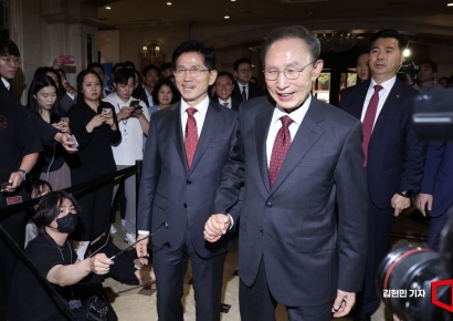 [포토] 오찬장으로 향하는 이명박-김문수