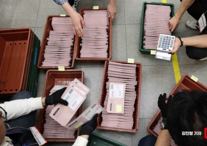 [포토] 재외투표지 인계 받는 분주한 손길