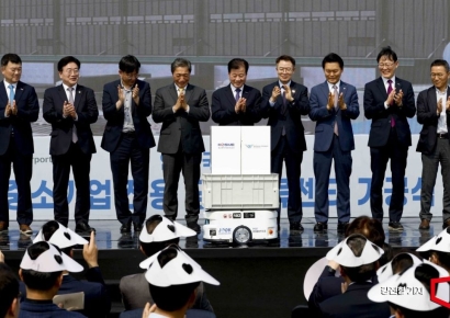 [포토] 중소기업전용 공동물류센터 기공식서 물류 로봇 시연