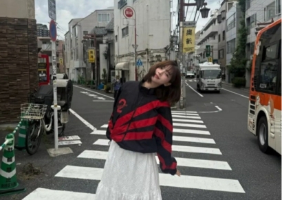 '숫자2' 적힌 빨간 자켓 사진 빛삭한 카리나…70만원 넘는 그 옷은 '품절'