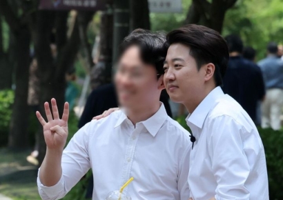 [포토] 여의도 직장인과 사진 찍는 이준석