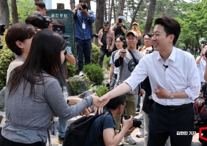 [포토] 여의도 직장인들에게 지지 호소하는 이준석