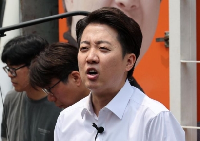 [포토] 젓가락 발언 관련 질의 답변하는 이준석 후보