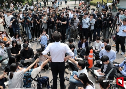 [포토] 이준석 발언 논란에 몰린 취재진