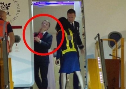 '손찌검' 논란 마크롱 부부, 인니 공항선 다정한 모습 