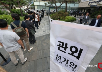 [포토] 사전투표에 줄 선 유권자들