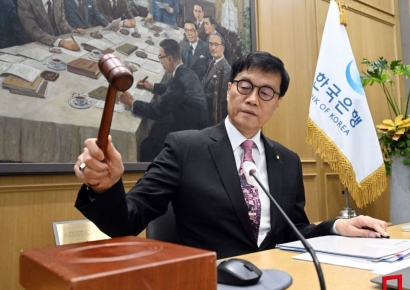 韓 경제 드리운 'R의 공포'…한은, 성장률 0.8% 대폭 하향·금리 인하(종합)
