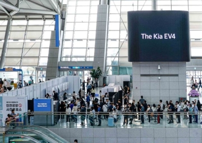 [포토] 인천공항 사전투표소서 투표 나선 여행객들