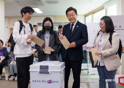 [포토] 청년들과 사전 투표하는 이재명 후보