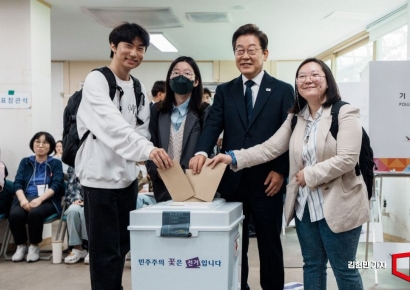 [포토] 이재명, 신촌서 한표…"내란 사태, 투표로 이겨내야"