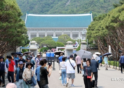 "이 대통령 청와대 복귀하면 다시 못 볼 수도"…방문객 급증에 '서버 다운'까지