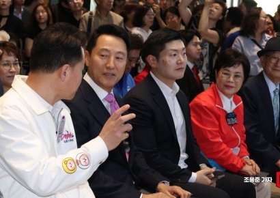 [포토] 대화하는 오세훈 서울시장