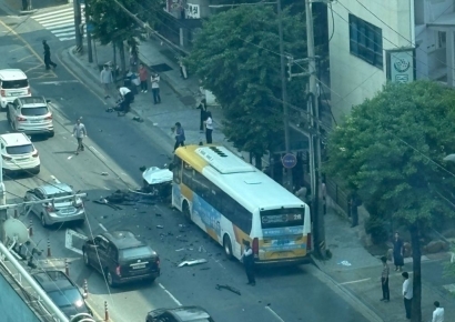 광주 남구청 인근서 연쇄추돌…5명 다쳐