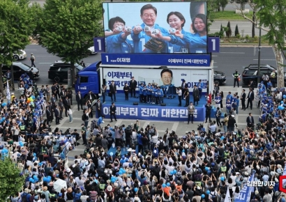 [포토] 이재명, 잠실야구장 광장에서 '내란종식' 퍼포먼스