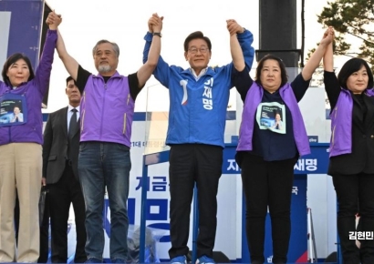 [포토] 이태원참사 유가족과 유세하는 이재명