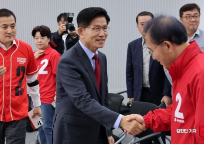 [포토] 윤재옥과 악수하는 김문수