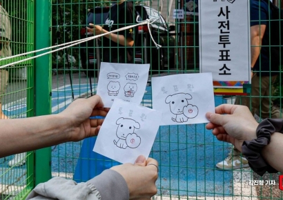 [포토] 사전투표 마친 뒤 투표 인증하는 유권자들