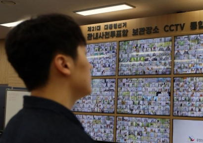 [포토] 사전투표 이틀째, 투표함 보관 CCTV 지켜보는 선관위 관계자