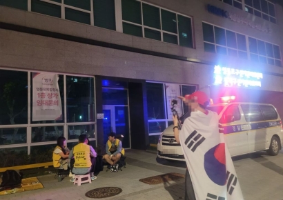 "부정선거" 외치자 '노란조끼' 입고 '깜짝'…한밤중 선관위 건물 앞 무슨일?[르포]