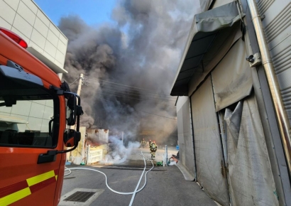파주시 금촌동 가구제작 건물서 화재…인접 건물로 확산 중