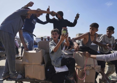 "가족들 먹어야 해"…굶주린 가자 주민들, 유엔 구호트럭 약탈