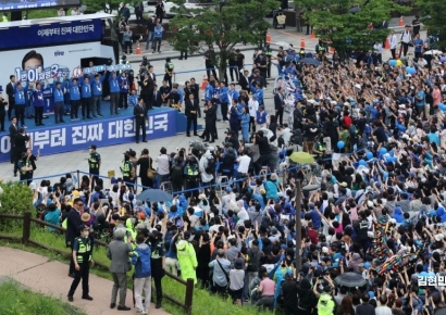 [포토] 대선 D-1, 북서울꿈의숲 찾아 지지 호소하는 이재명