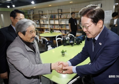 [포토] 이해학 목사와 인사하는 이재명 