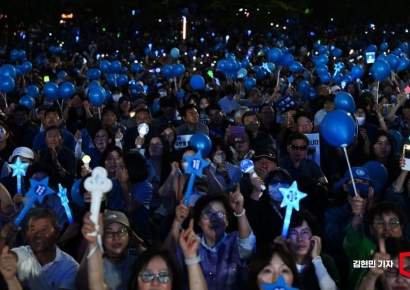 [포토] 응원봉 흔들며 환호하는 시민들