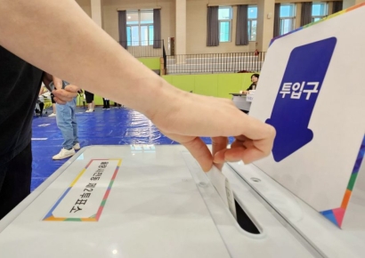 [폴폴뉴스]내년 지방선거 與 다수 당선 42% vs 野 다수 당선 35%