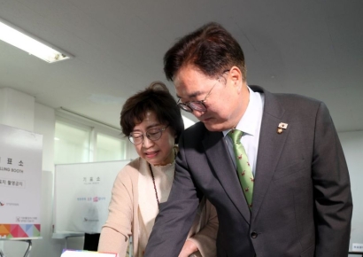 투표한 우원식 의장 "이제 혼란 딛고 민주화된 사회로 나아가길"